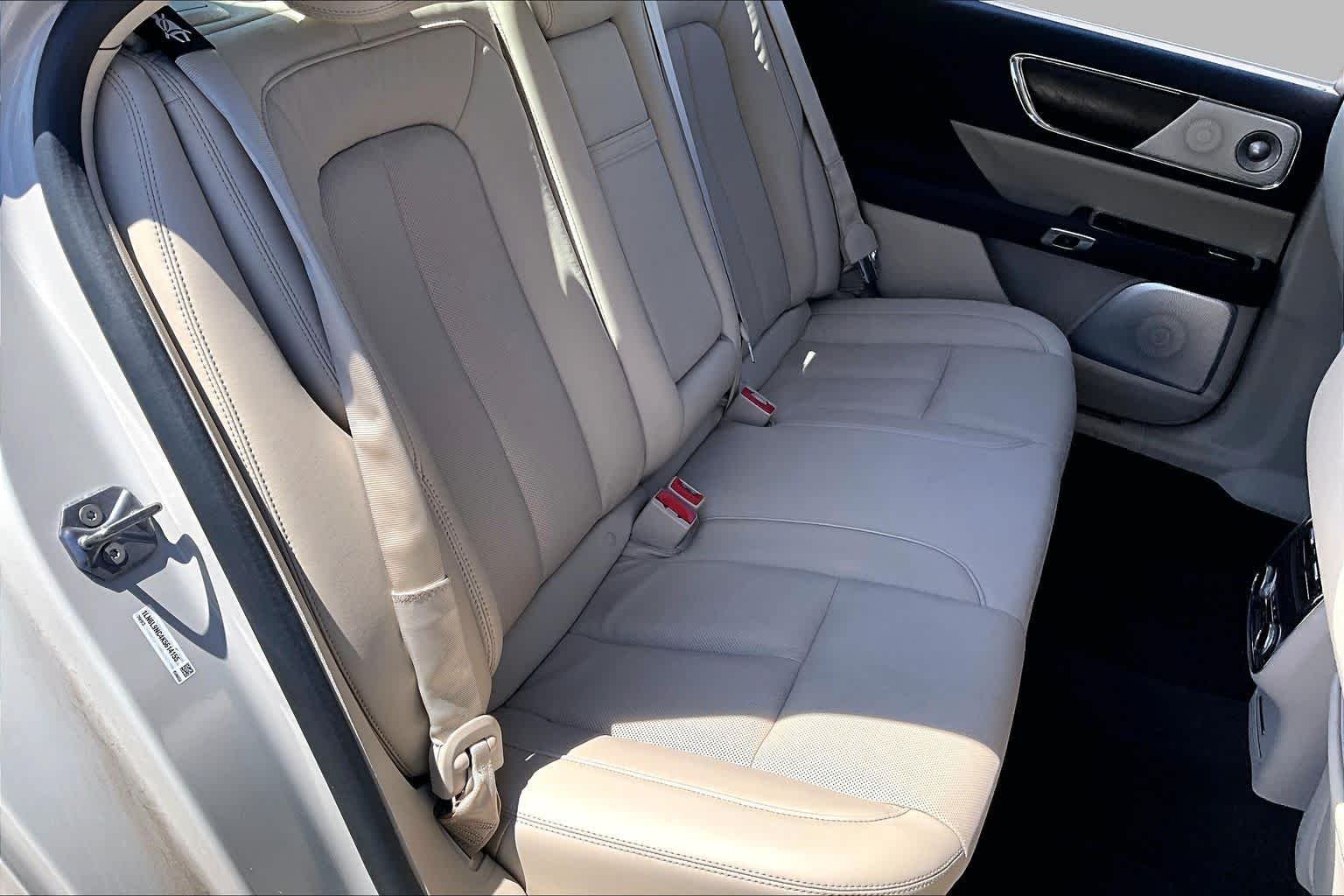 Used 2019 Ceramic Pearl Metallic Lincoln Reserve image 17