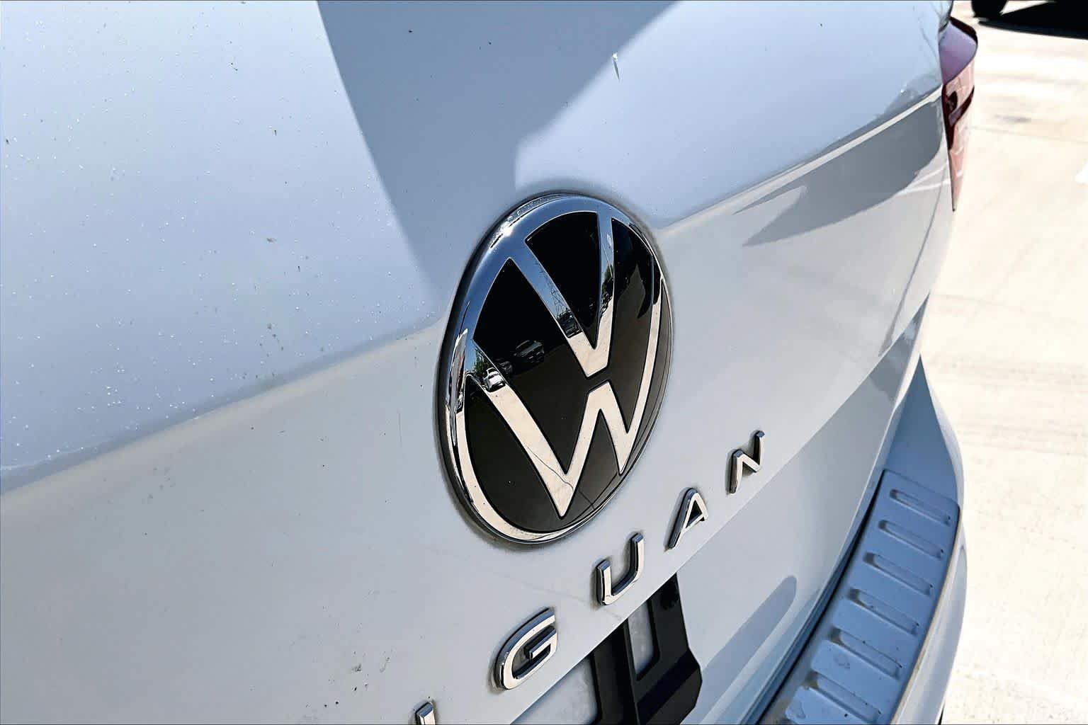 Used 2022 Pure White Volkswagen SE image 10