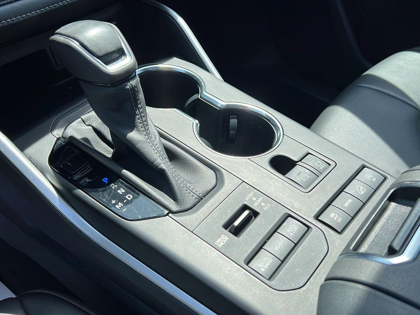 Used 2022 Wind Chill Pearl Toyota XLE image 13