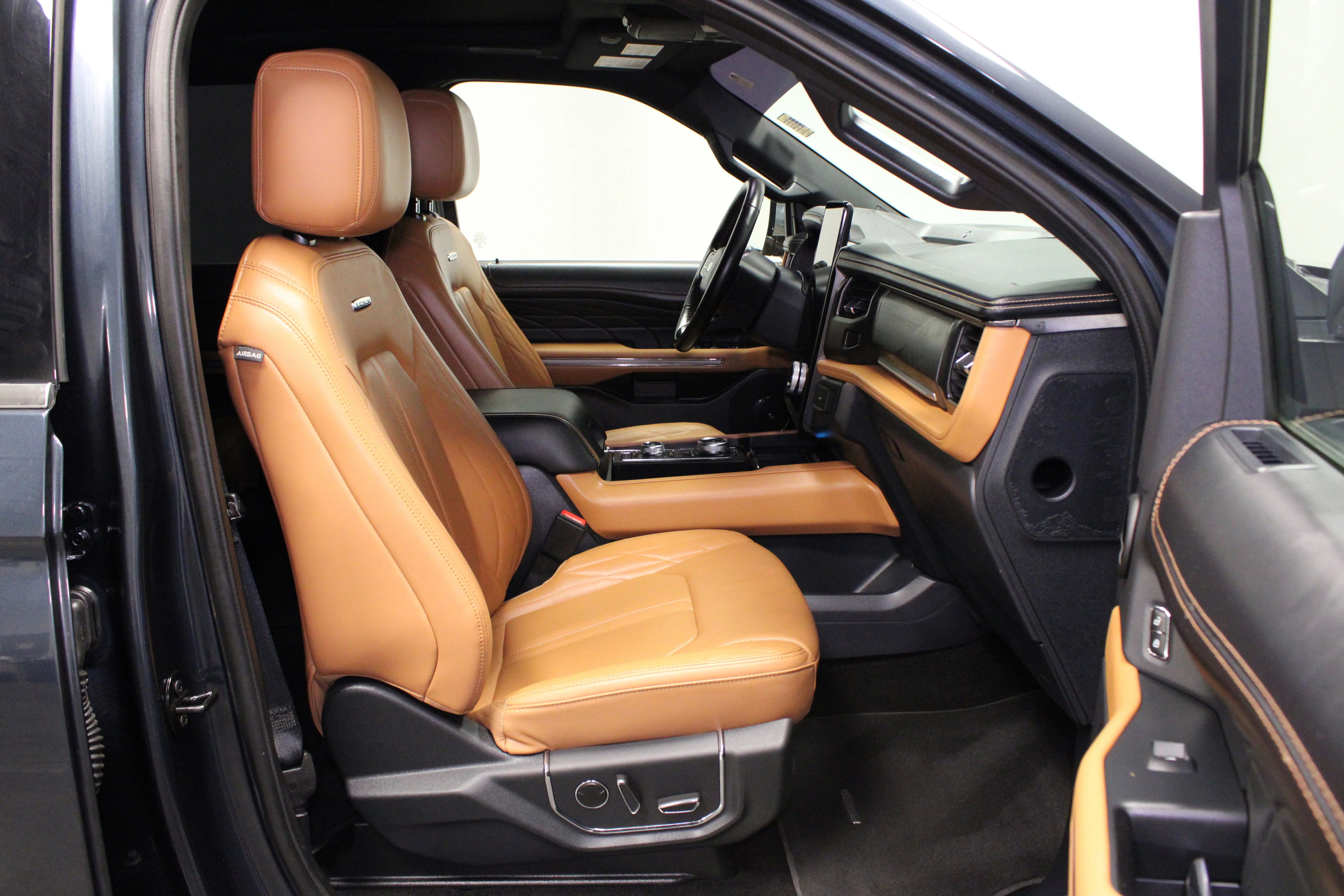 Used 2022 Blue Metallic Ford Platinum image 16