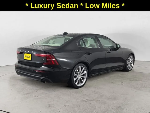 Used 2019 Black / Stone Volvo T5 Momentum image 5