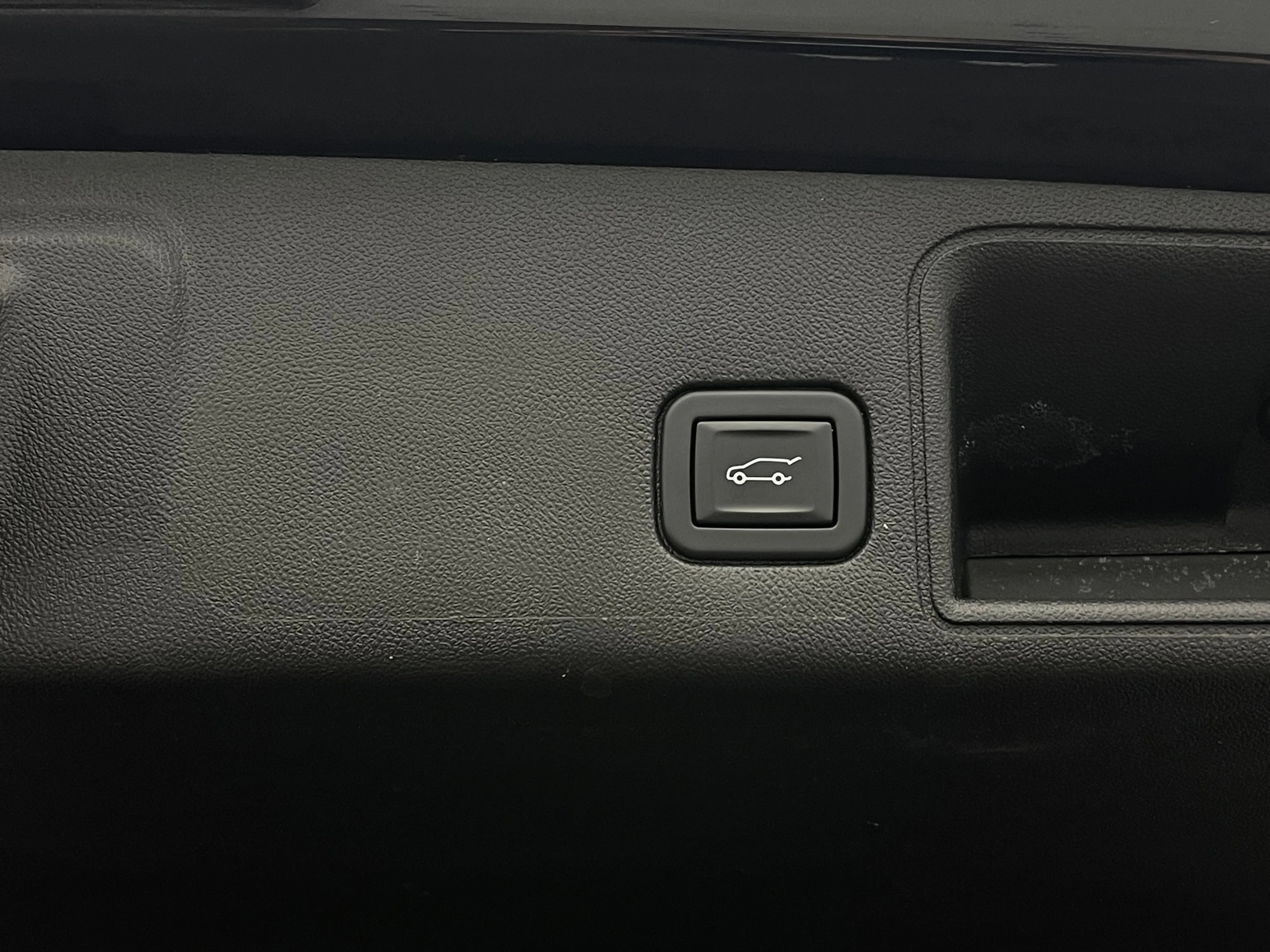 Used 2022 Ebony Twilight Metallic GMC SLE image 11