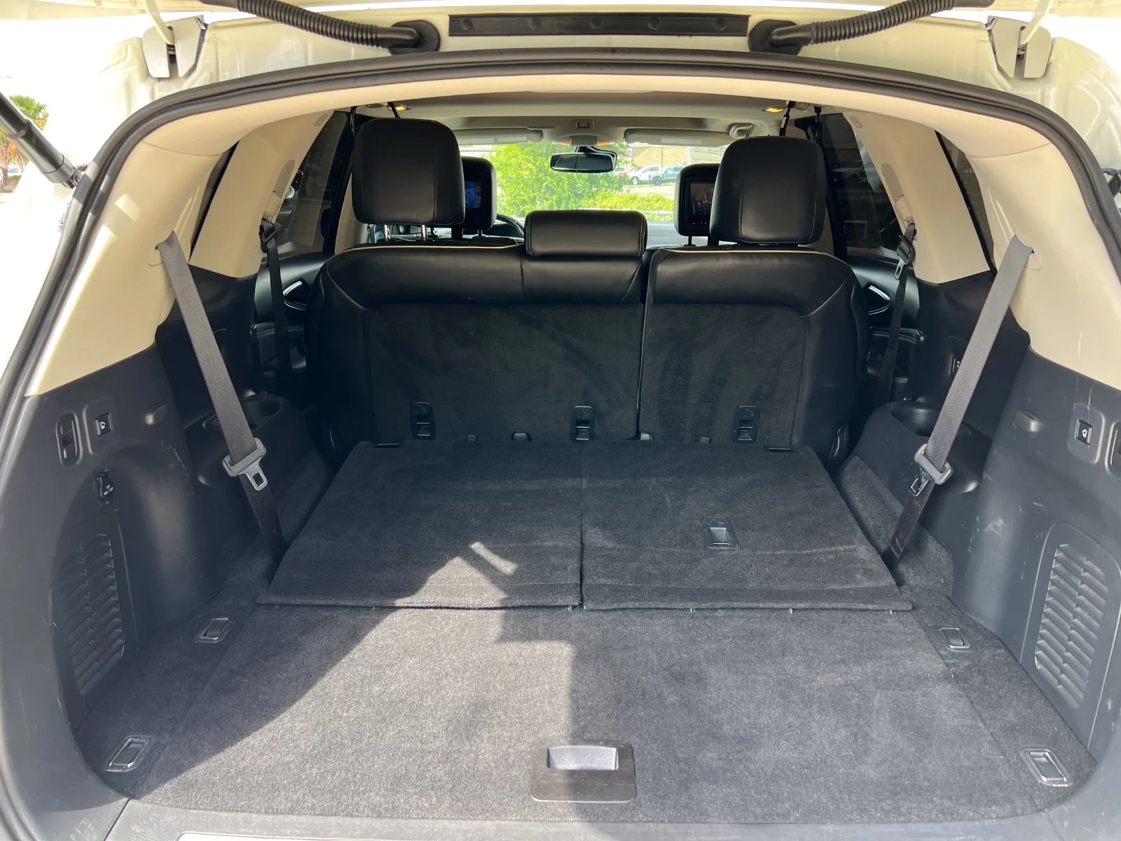 Used 2020 White INFINITI LUXE image 5