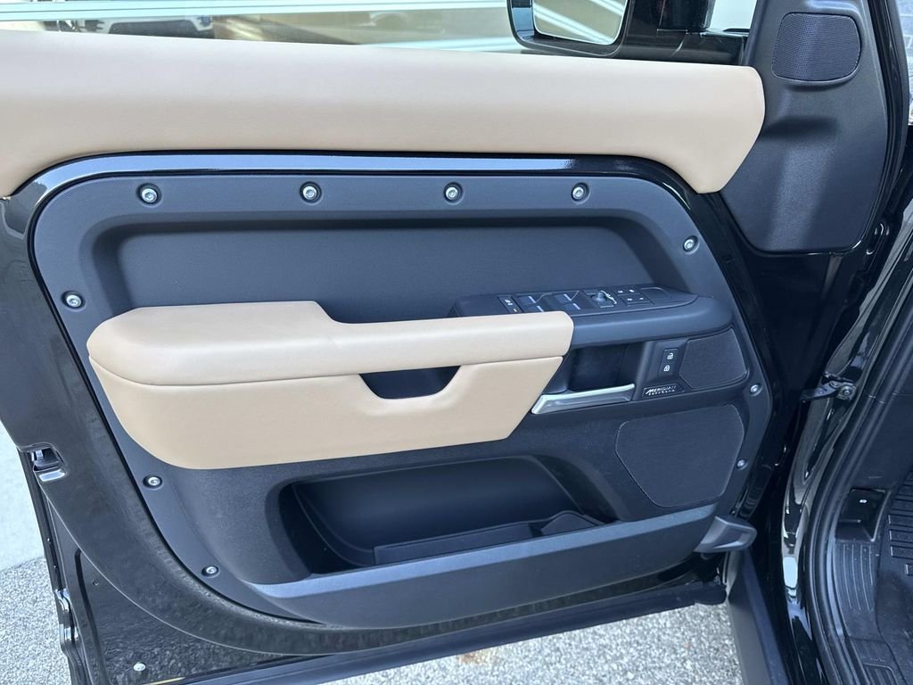 New 2026 Santorini Black Land Rover X-Dynamic SE image 18