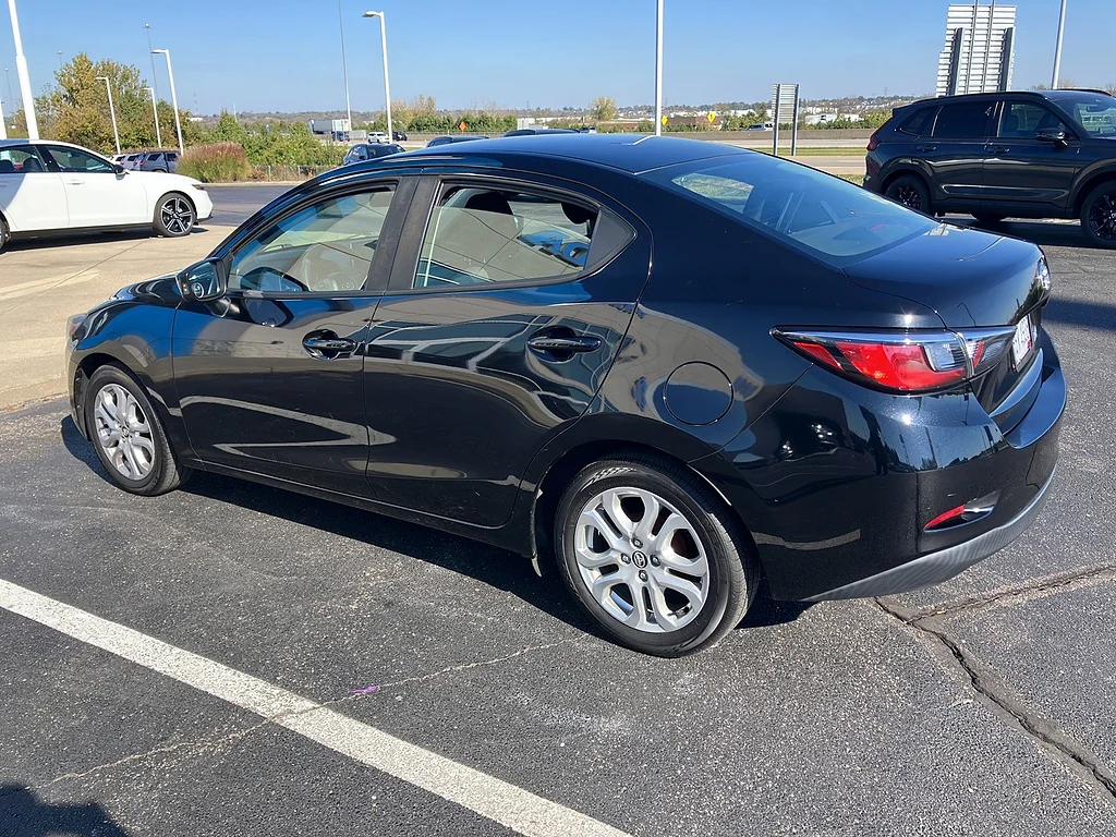 2017 Toyota Yaris iA Base, photo 5 of 6