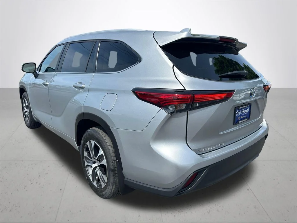 Used 2023 Silver Toyota XLE image 9