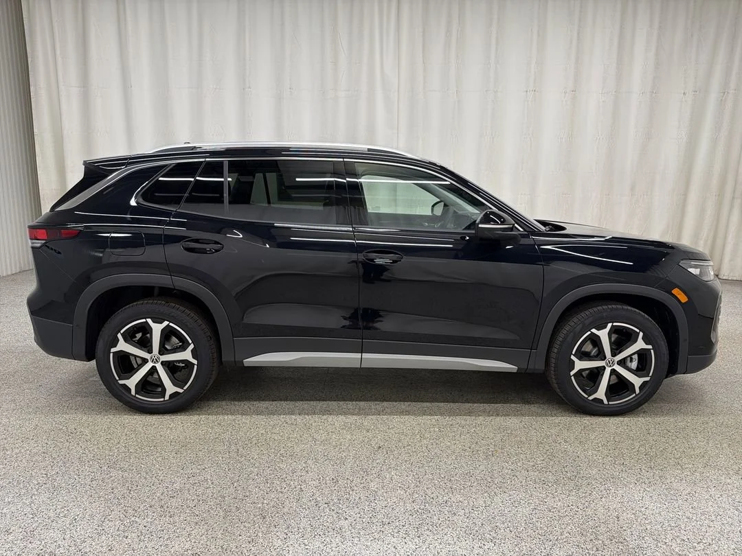 New 2026 Deep Black Pearl Volkswagen SE image 5