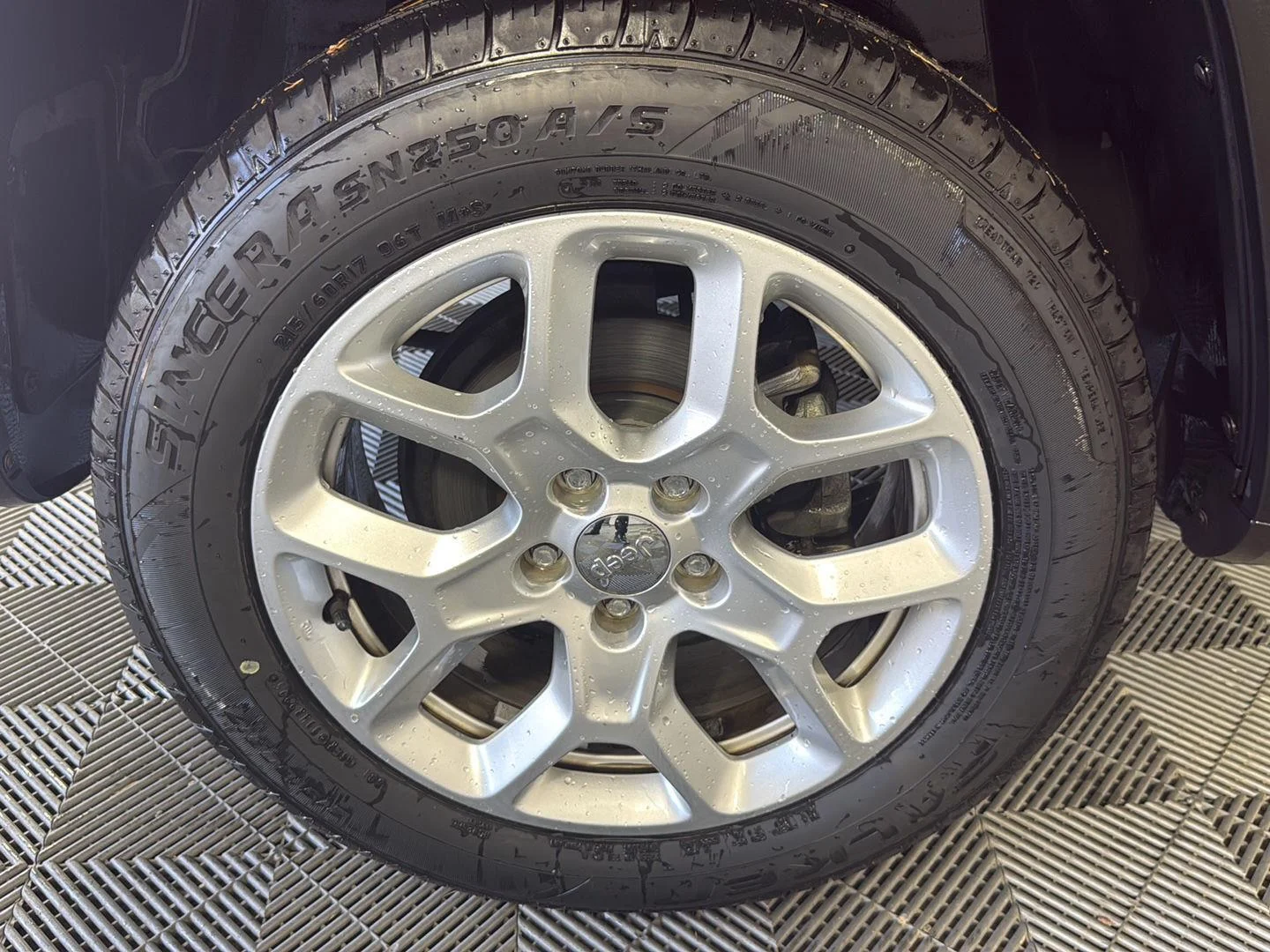 Used 2017 Granite Crystal Metallic Clearcoat Jeep Latitude image 5