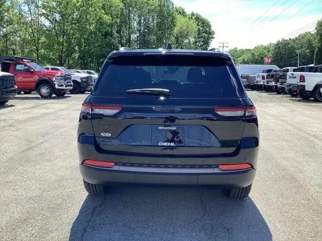 New 2026 Diamond Black Crystal Pearl-Coat Exterior Paint Jeep Laredo image 6