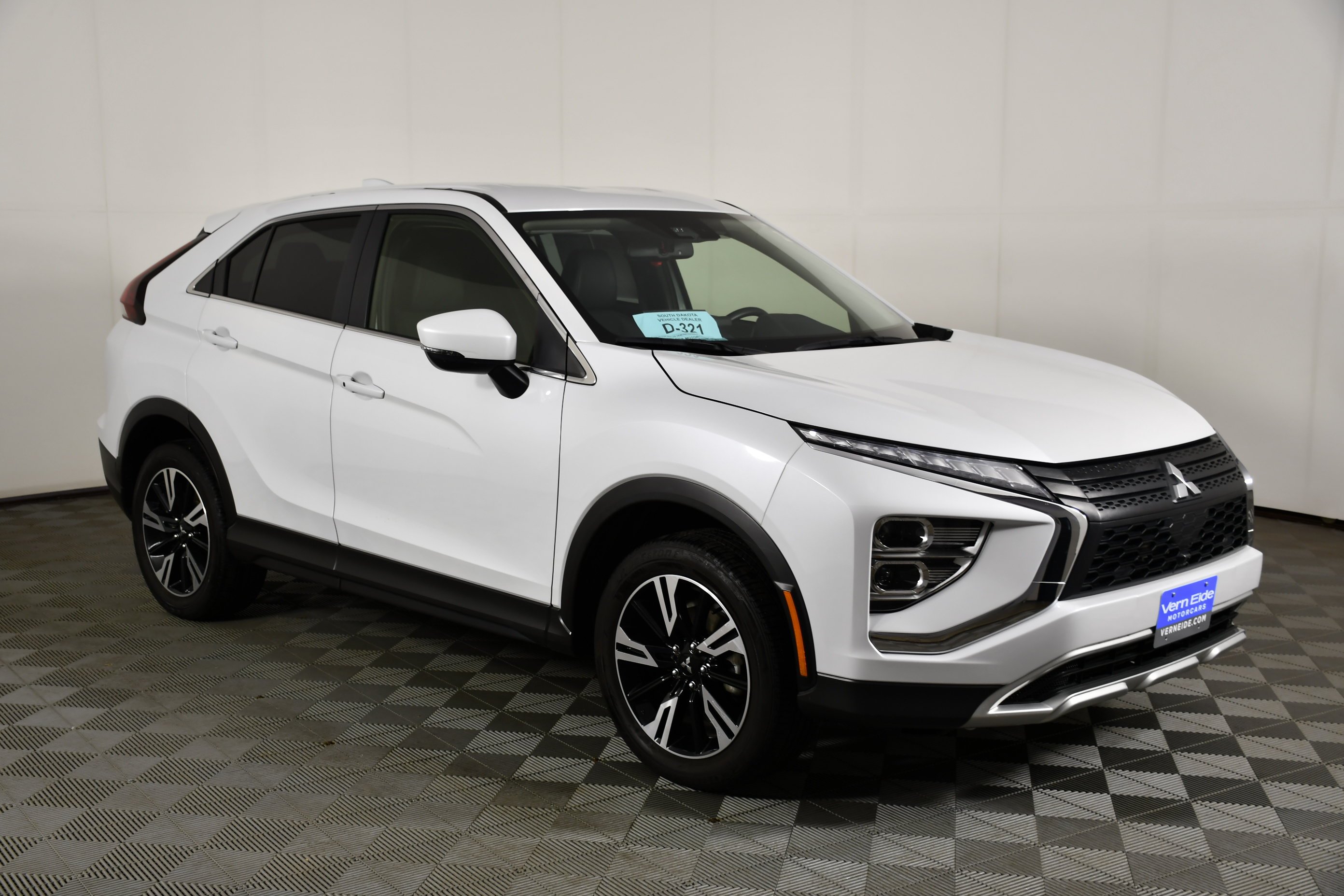 Used 2023 White Diamond Mitsubishi SE image 4
