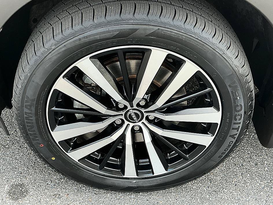 Used 2024 Super Black Nissan Platinum image 10