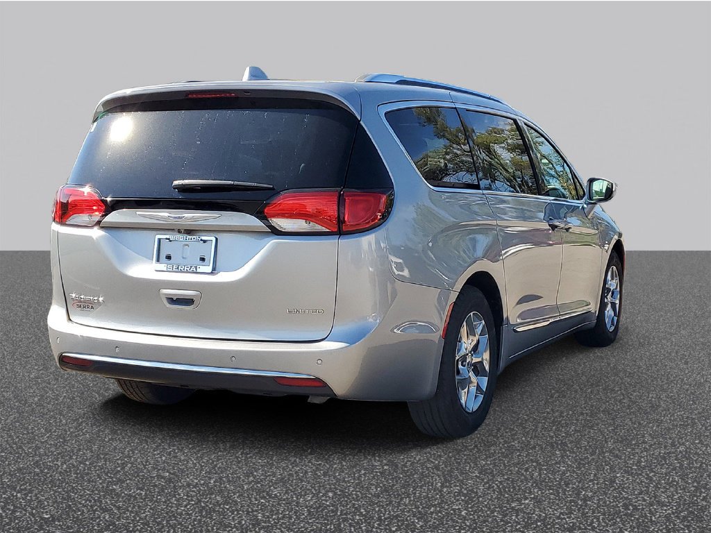Used 2018 Billet Silver Metallic Chrysler Limited image 3