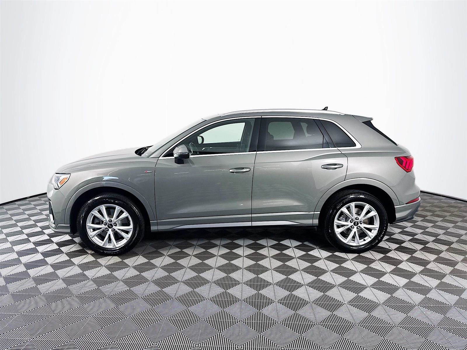 2024 Audi Q3 S line Premium photo 3