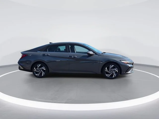 Used 2025 Gray Hyundai SEL Convenience image 9