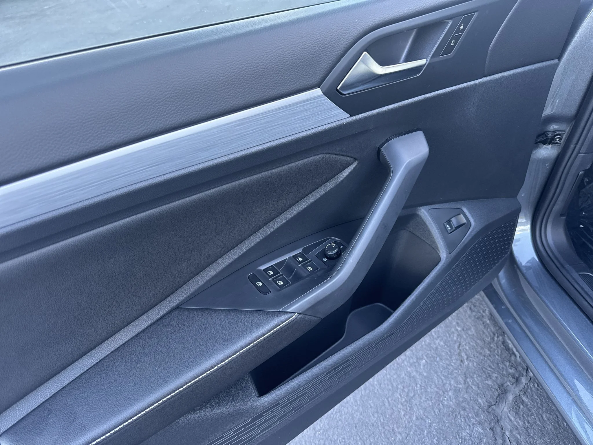 New 2027 Platinum Gray Metallic Volkswagen S image 13
