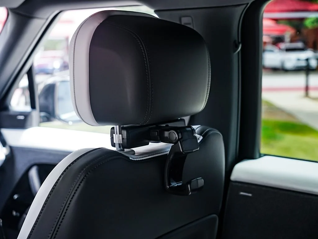 New 2026 Santorini Black Land Rover Dynamic SE image 24