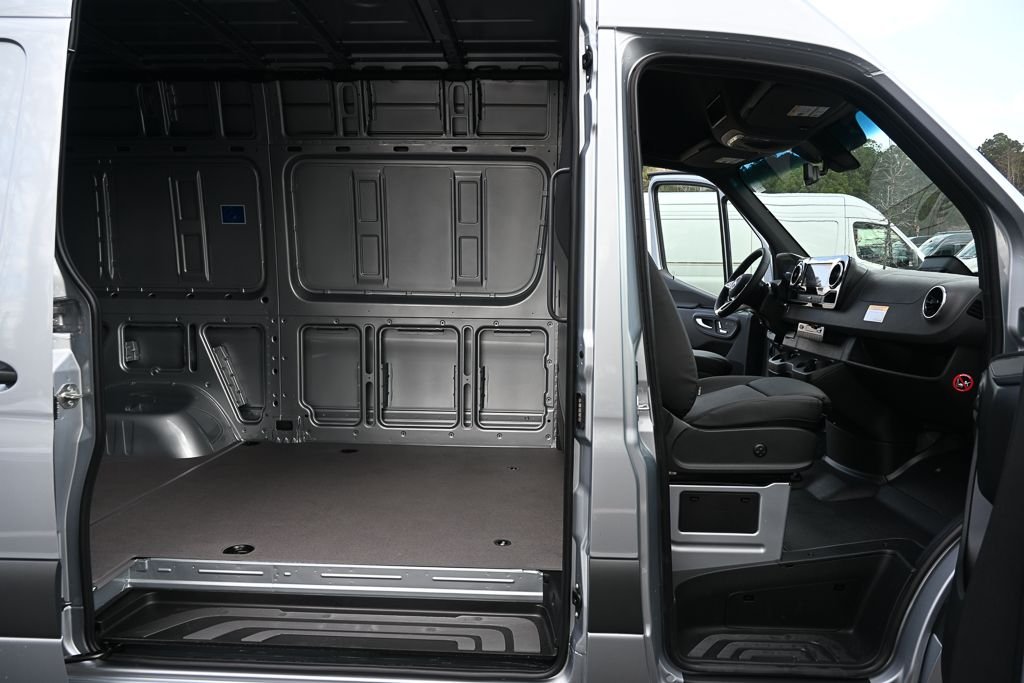 Used 2026 high-tech silver metallic Mercedes-Benz Cargo 144 WB image 21
