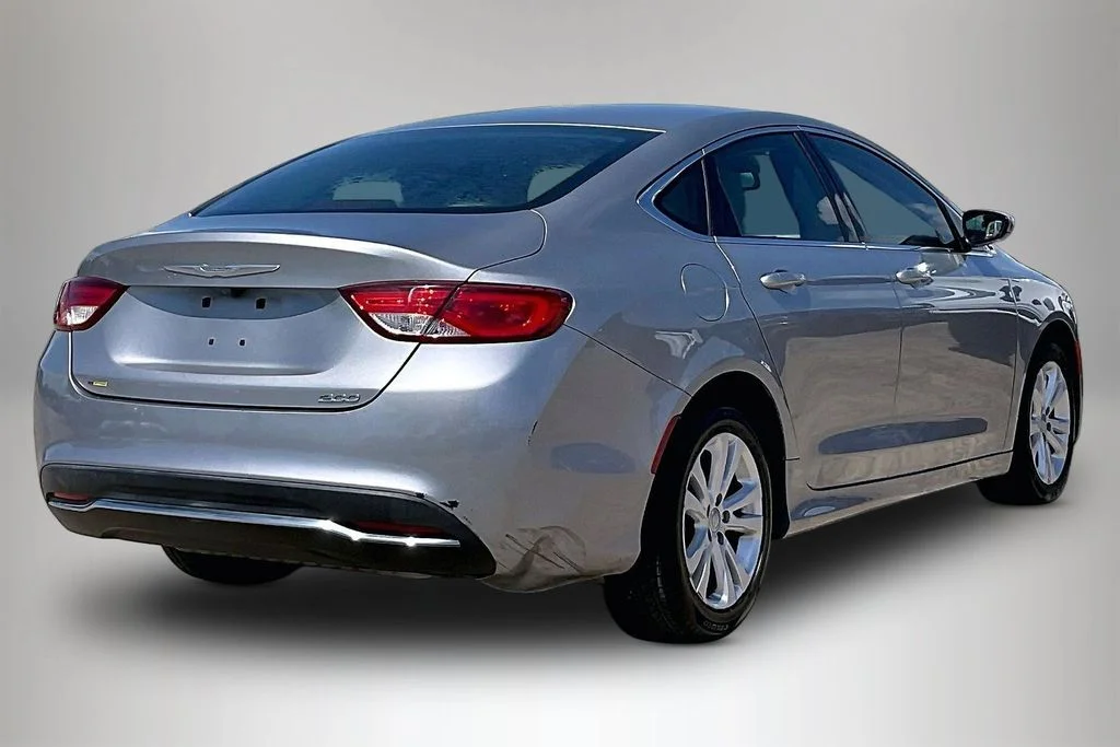 Used 2015 Silver Chrysler Limited image 5