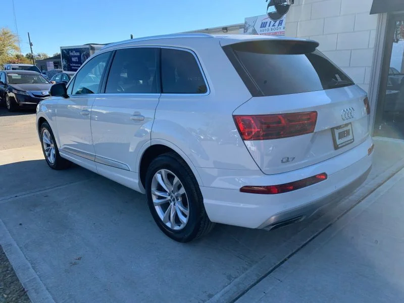 Used 2019 White Audi 55 TFSI Premium Plus Sport Utility 4D image 10