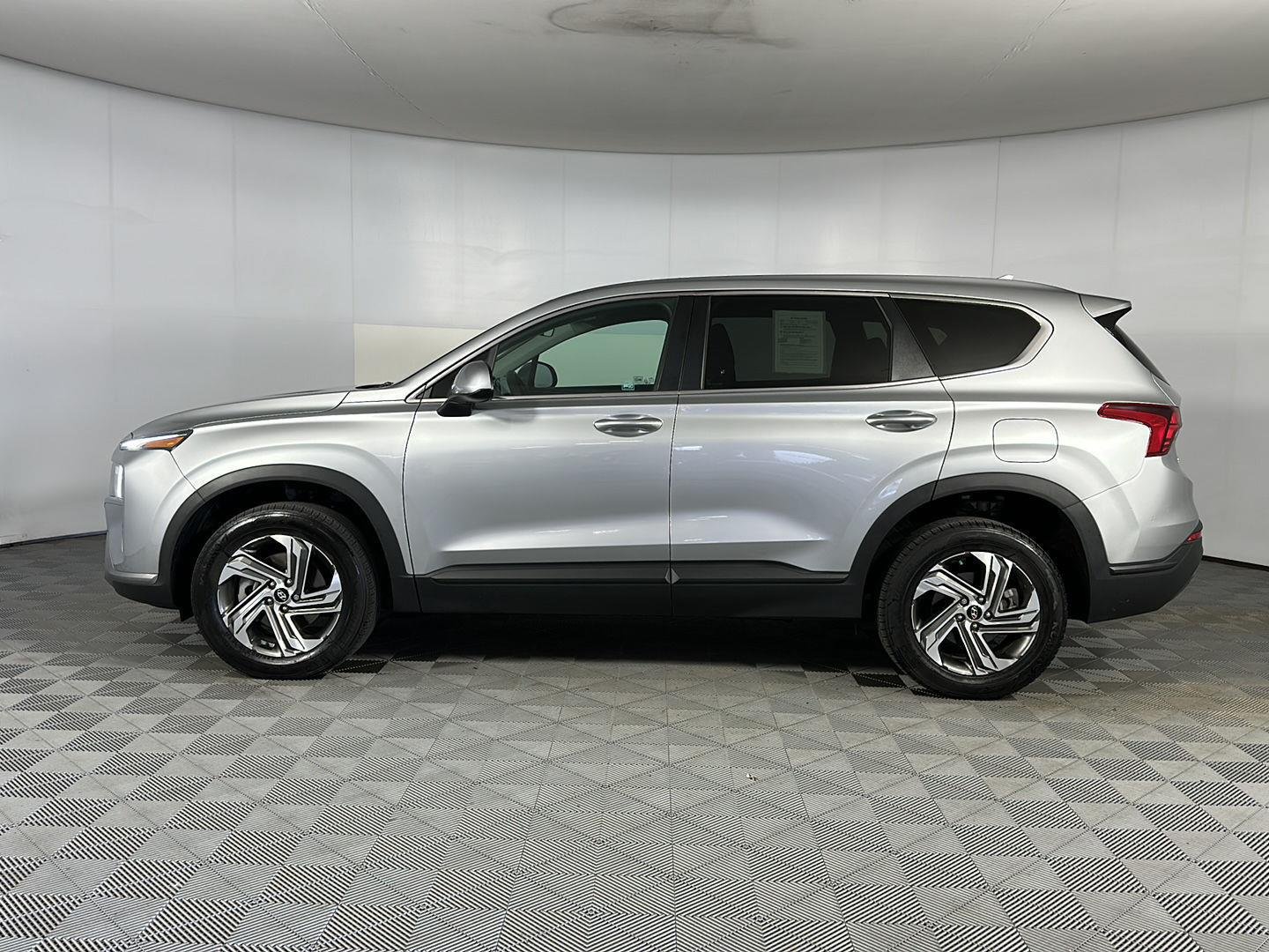 Used 2021 Shimmering Silver Hyundai SE image 4