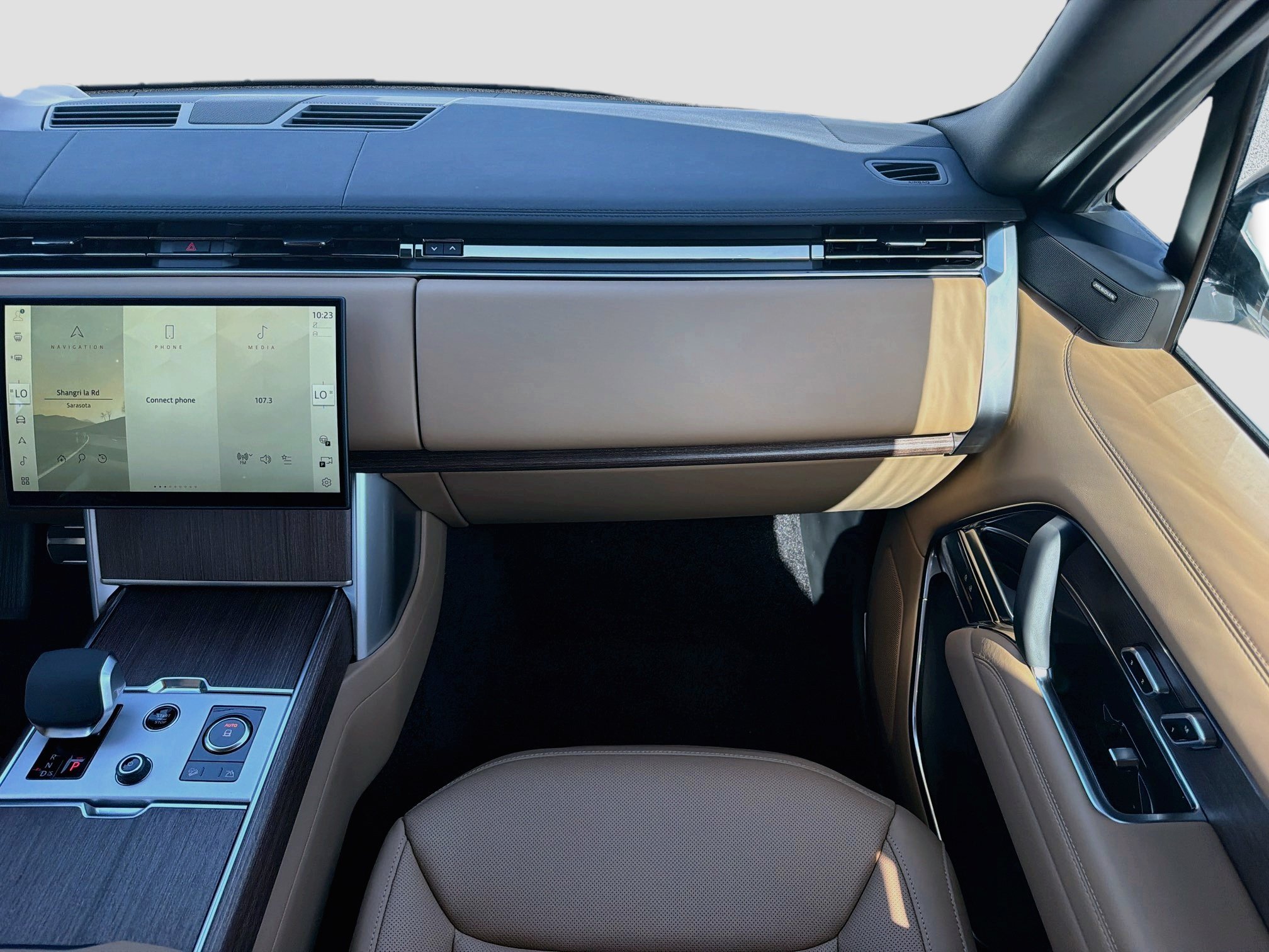 New 2027 Fuji White Land Rover SE image 18