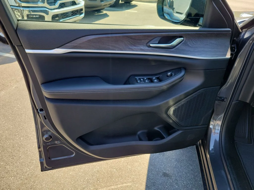 New 2026 Baltic Gray Metallic Clearcoat Jeep Altitude image 6