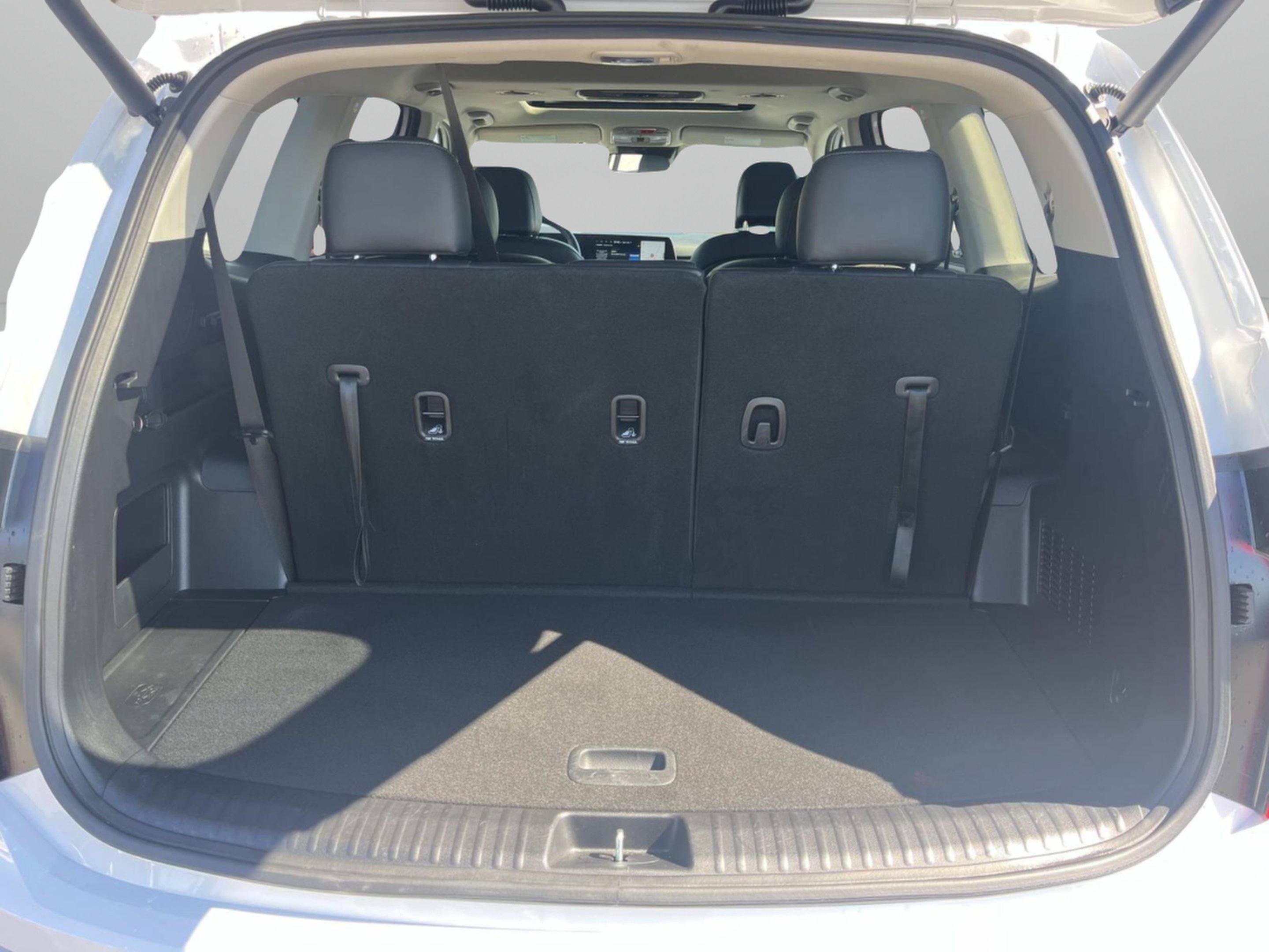 Used 2025 Glacial White Pearl Kia S image 21