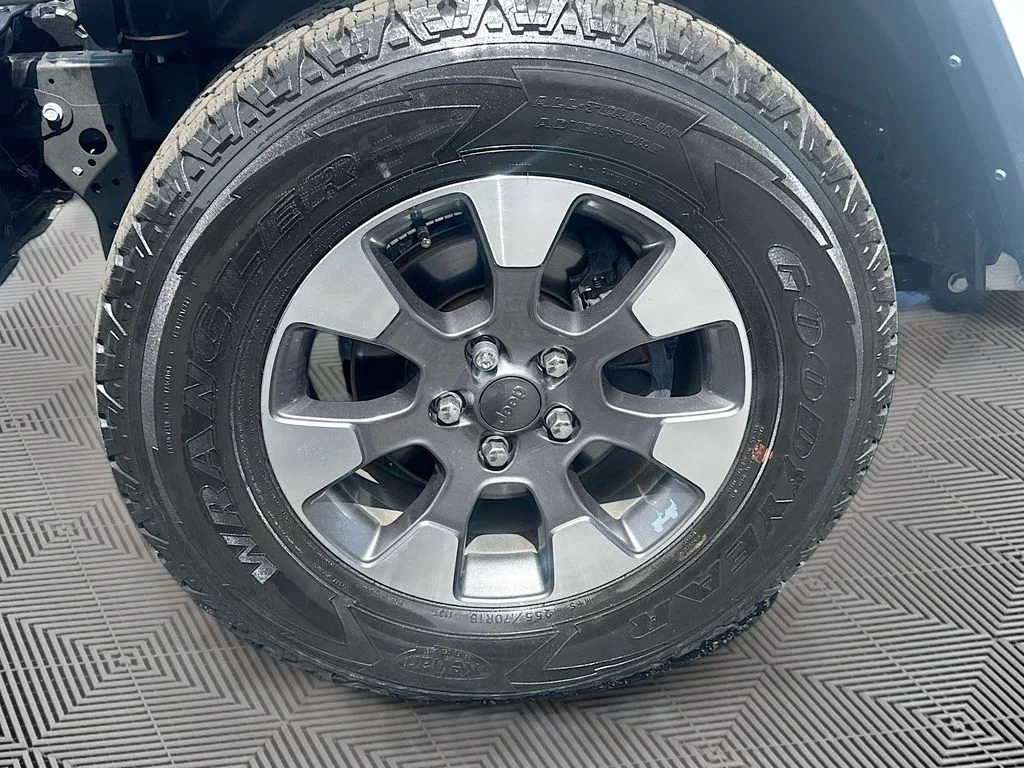 Used 2023 White Jeep Sahara image 35