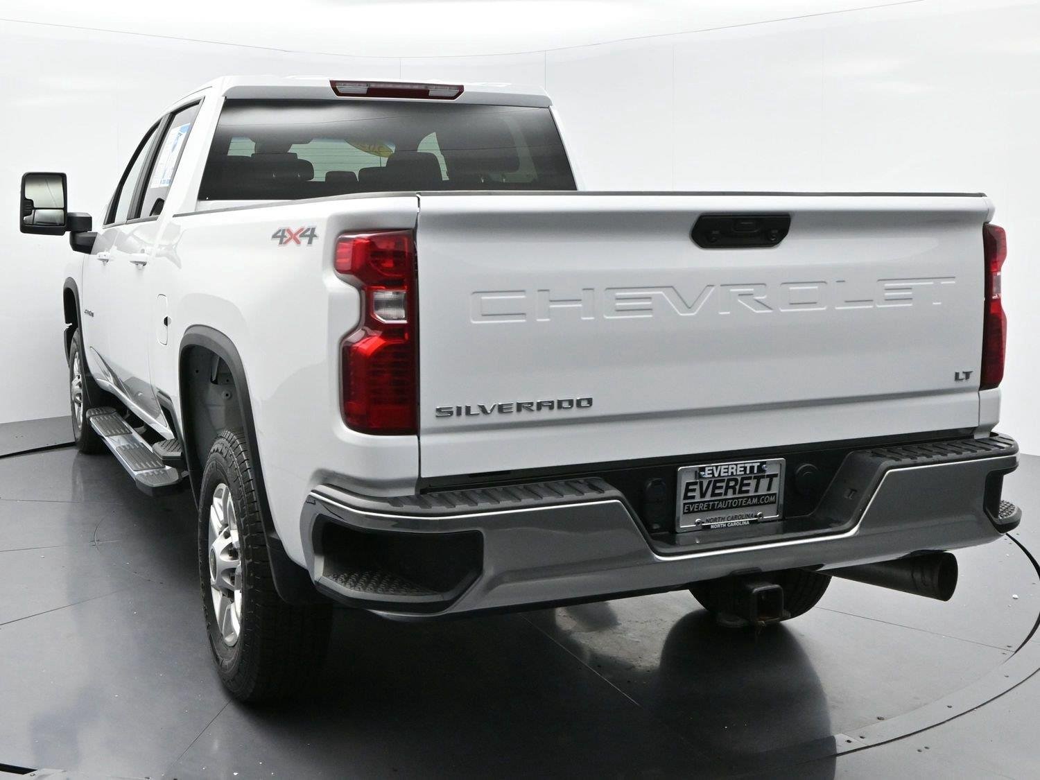 Used 2025 Summit White Chevrolet LT image 6