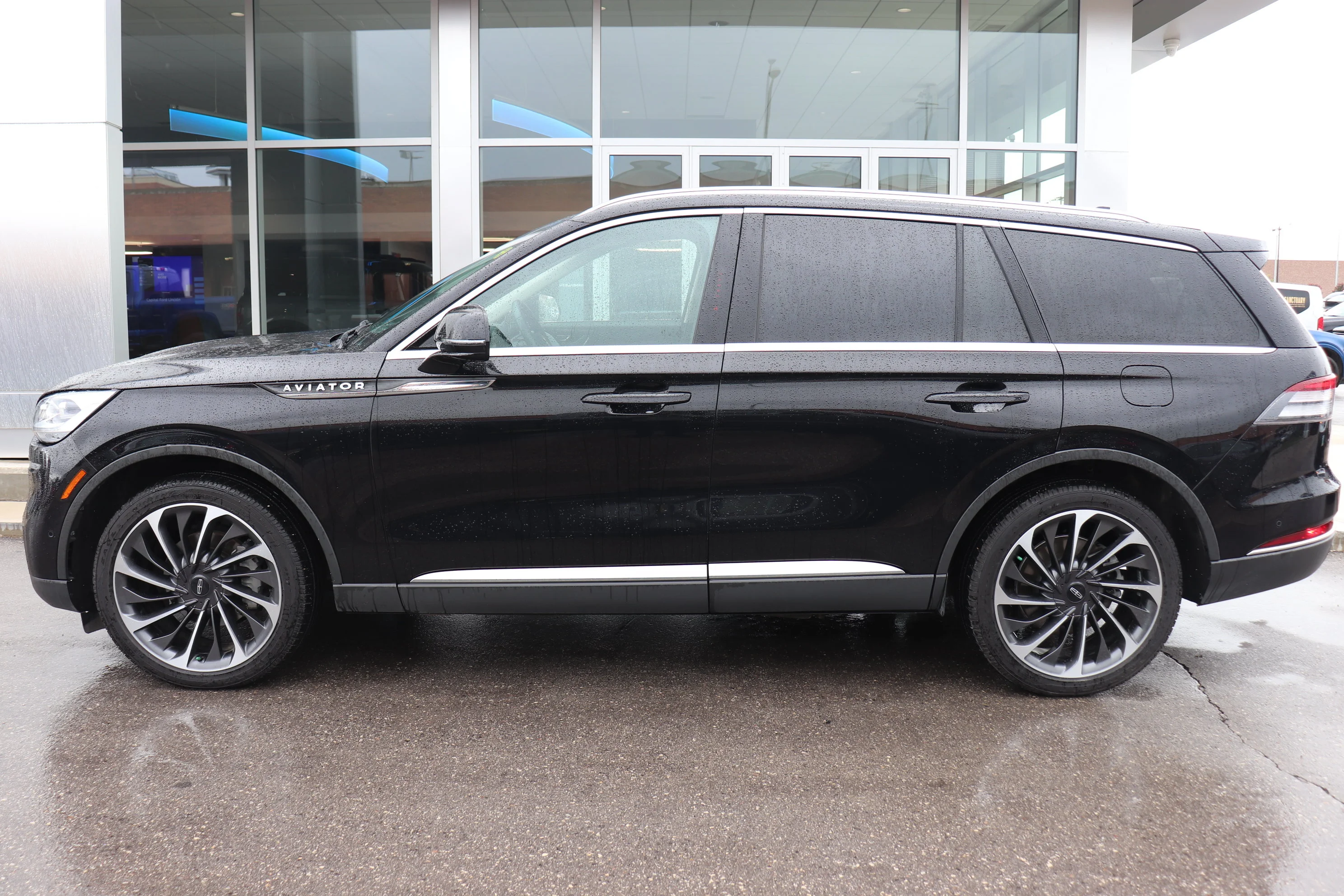 Used 2023 Black Lincoln Reserve image 3