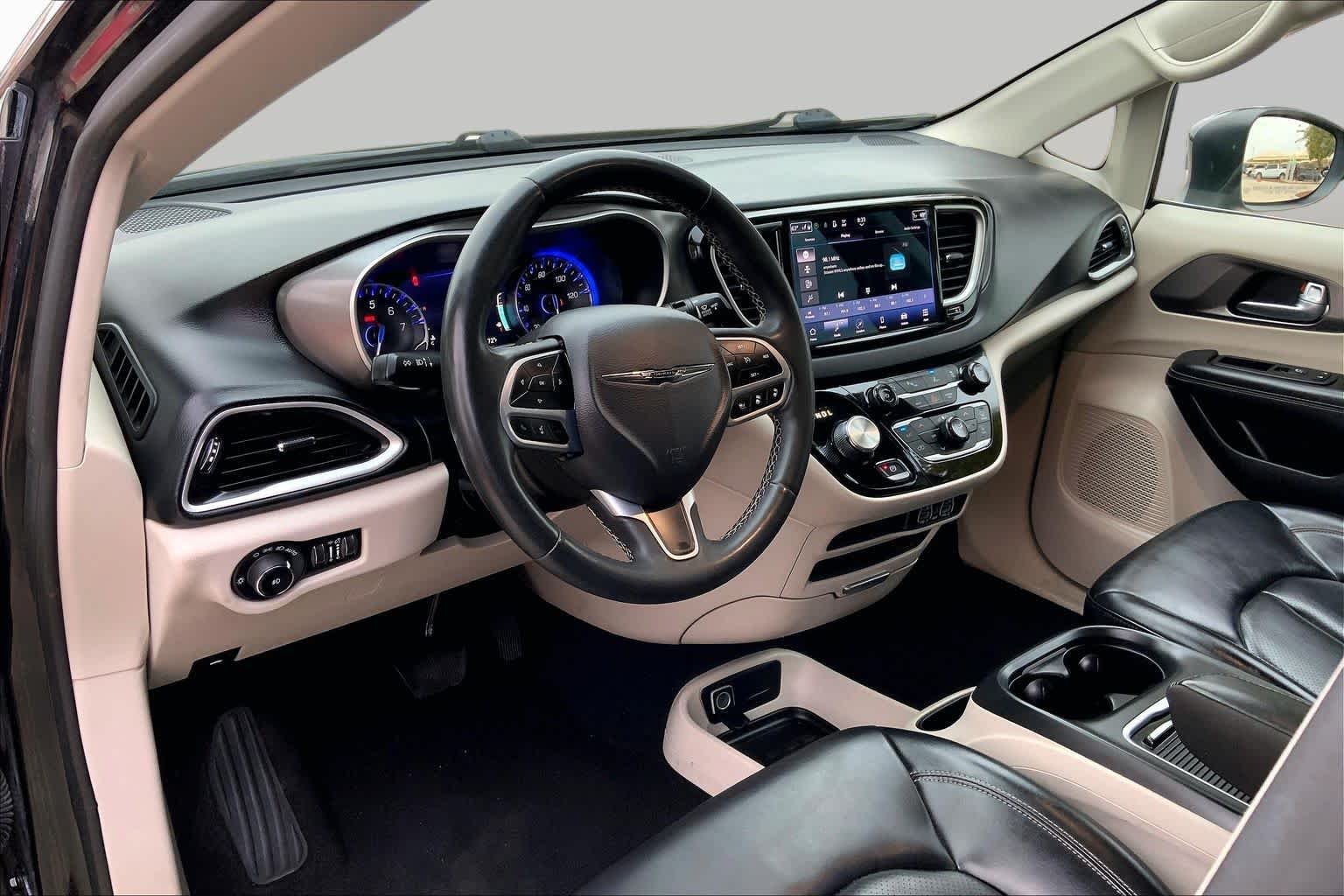 Used 2023 Brilliant Black Crystal Pearlcoat Chrysler Touring L image 18
