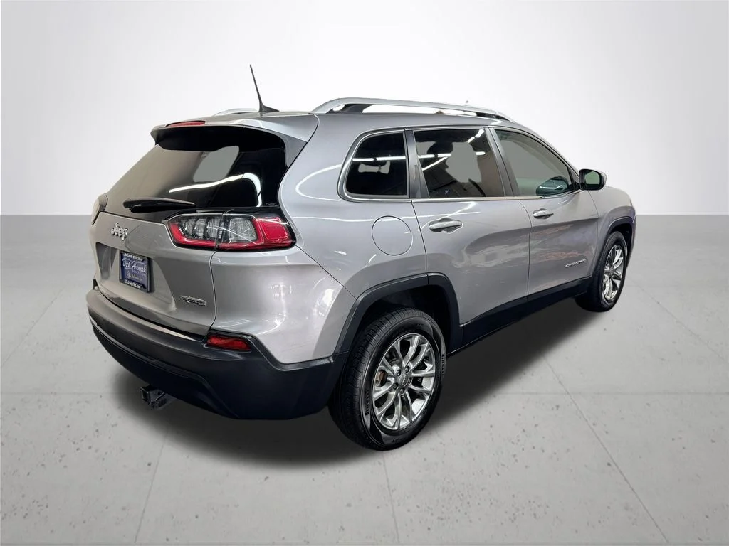 Used 2019 Silver Jeep Latitude Plus image 7