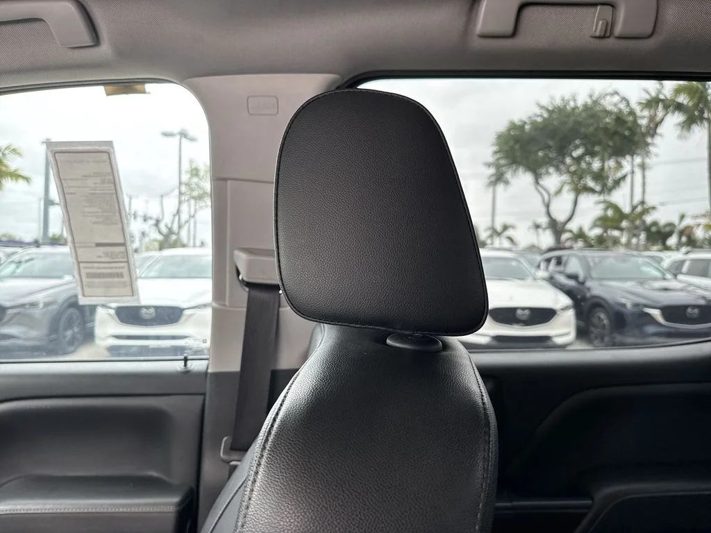Used 2018 Blue Metallic GMC SLT image 16