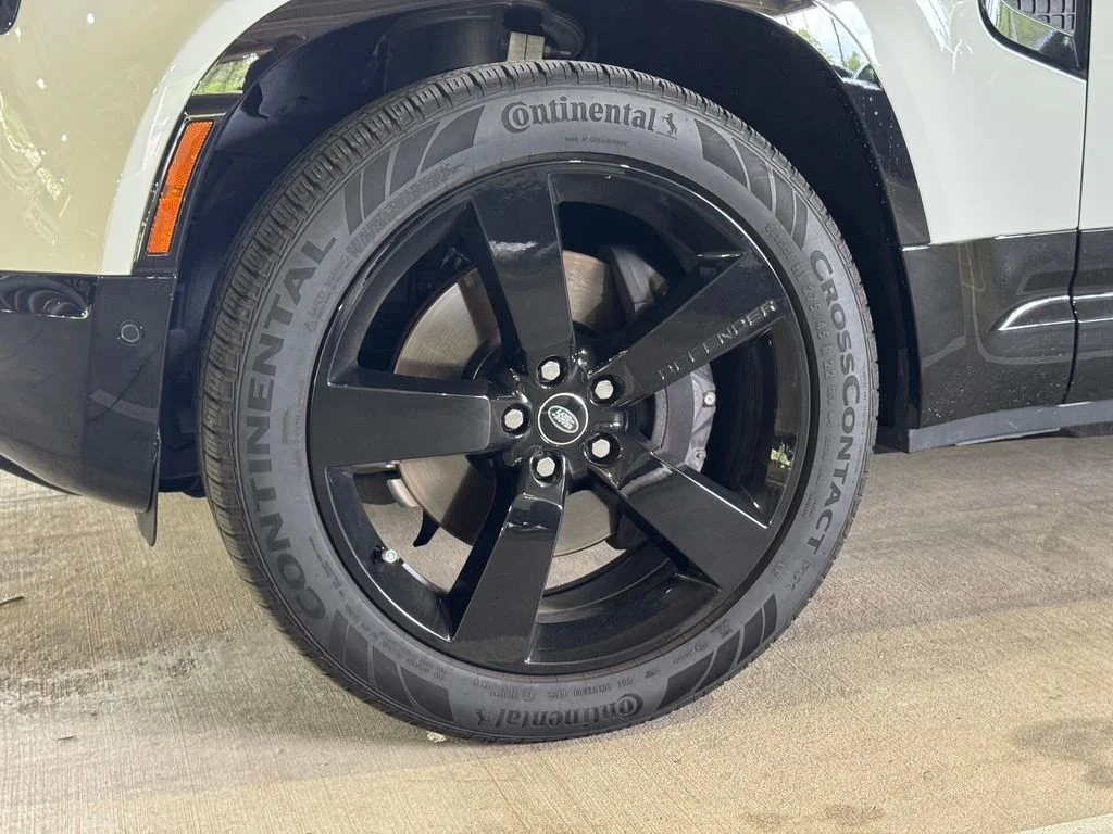 Certified Used 2025 White Land Rover X-Dynamic SE image 2