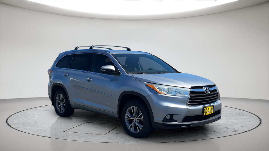 Used 2014 Silver Toyota XLE V6 image 2