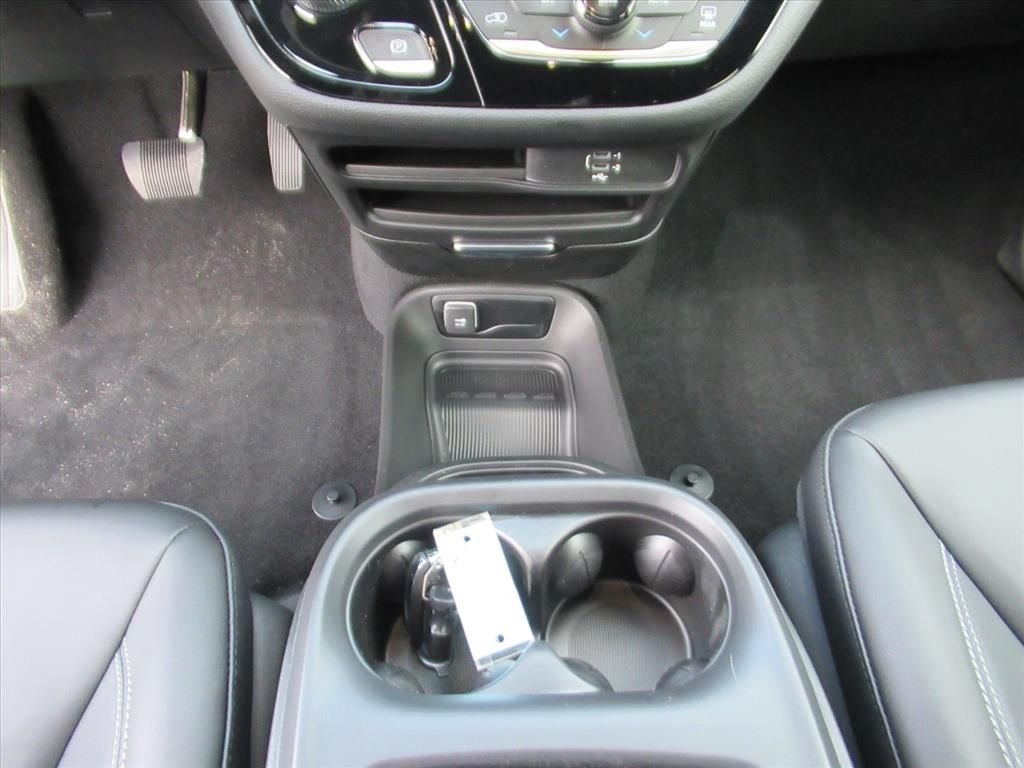 New 2026 Bright White Clear-Coat Exterior Paint Chrysler Select image 21