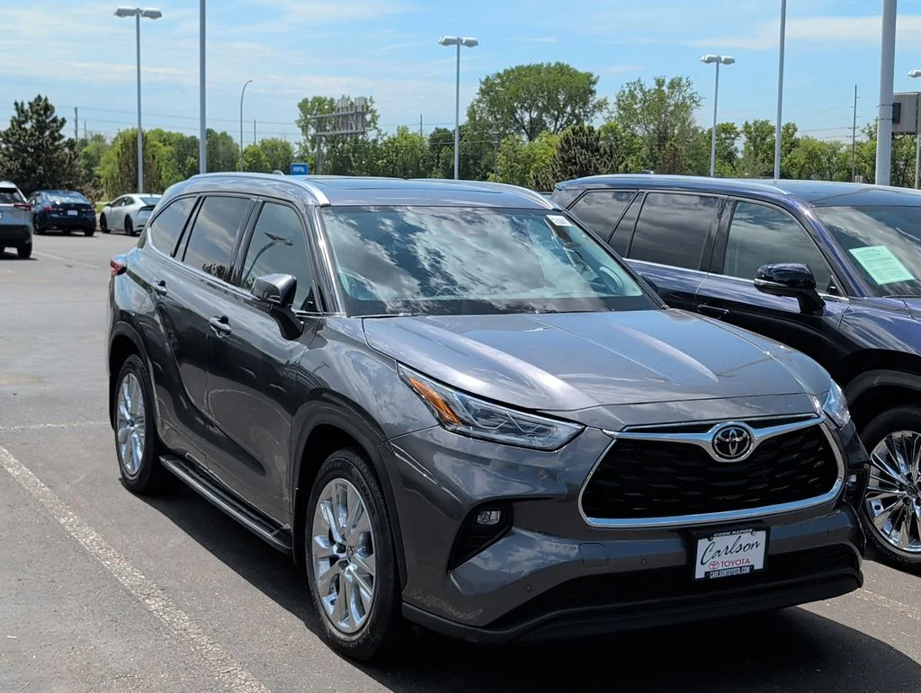 Used 2023 Toyota Highlander Limited with VIN 5TDKDRBH3PS026118 for sale in Minneapolis, Minnesota