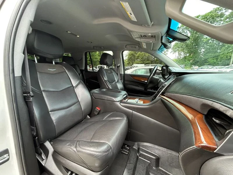 Used 2019 White Cadillac Sport Utility 4D image 25