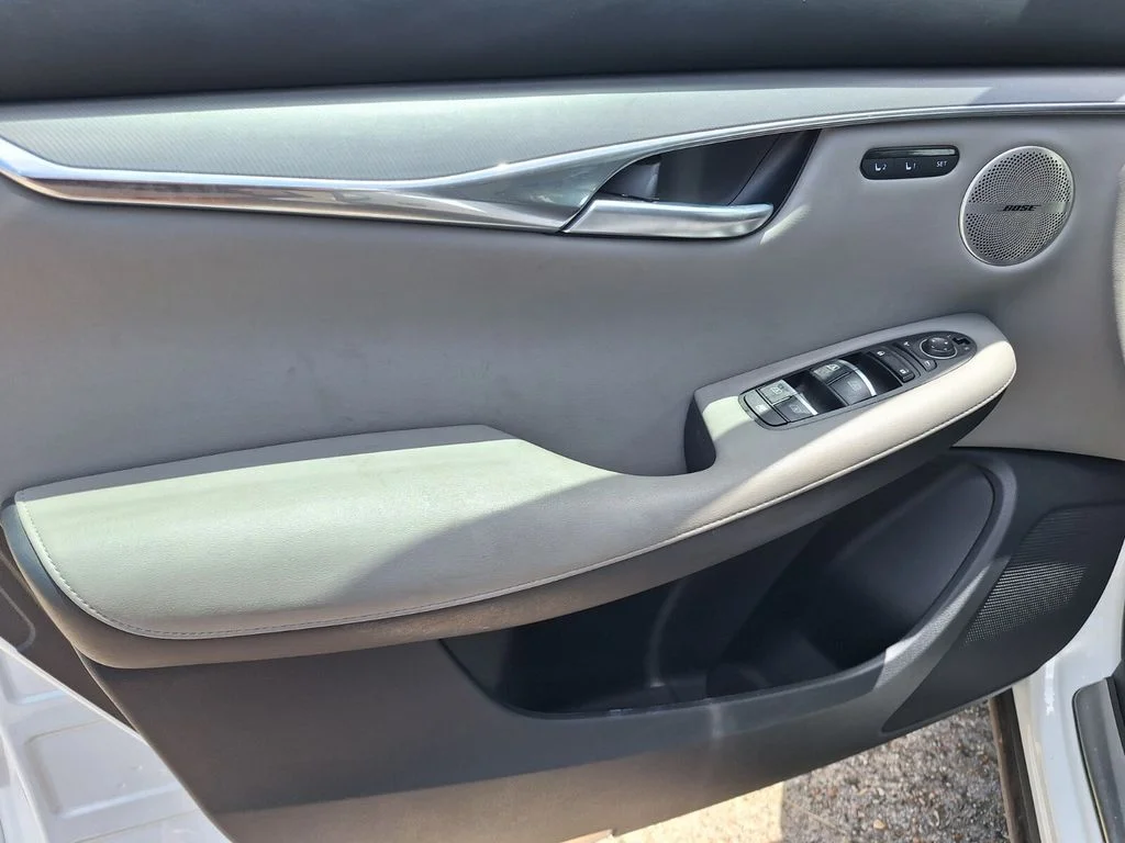 Used 2023 White INFINITI LUXE image 31