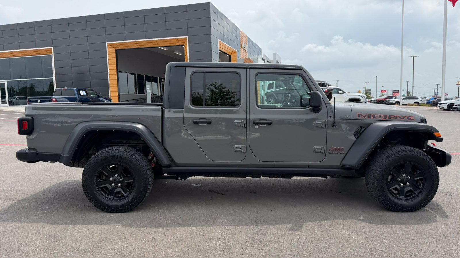 Used 2022 Sting-Gray Clearcoat Jeep Mojave image 4