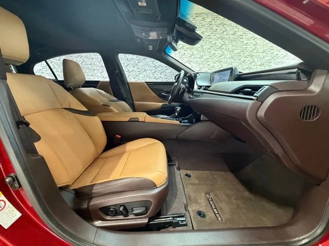 Used 2019 Red Lexus 300h image 9