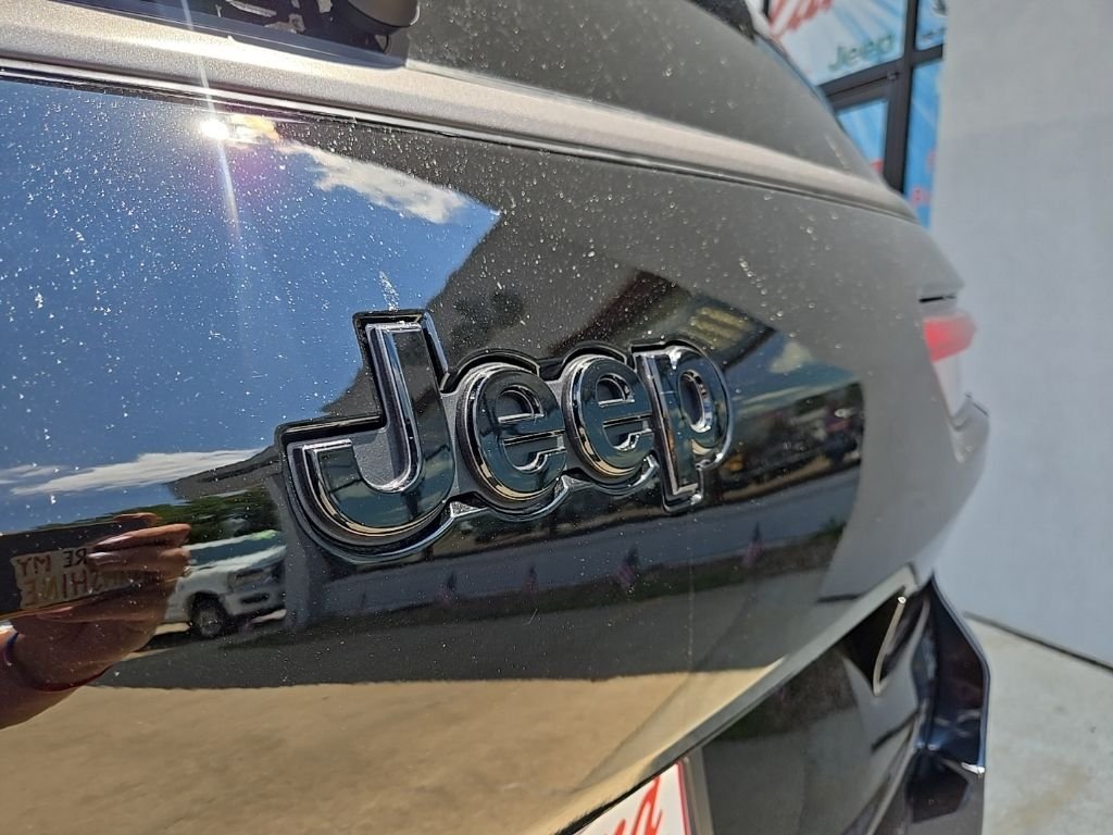 New 2026 Diamond Black Crystal Pearl-Coat Exterior Paint Jeep  image 22