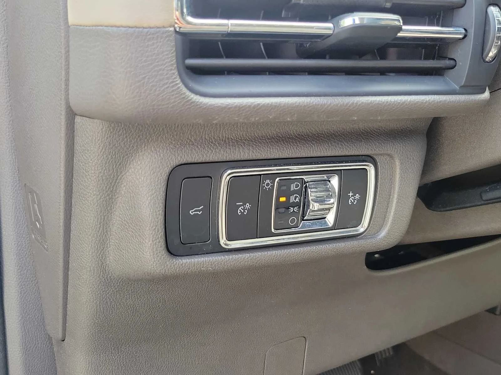 Used 2023 White Lincoln Standard image 17