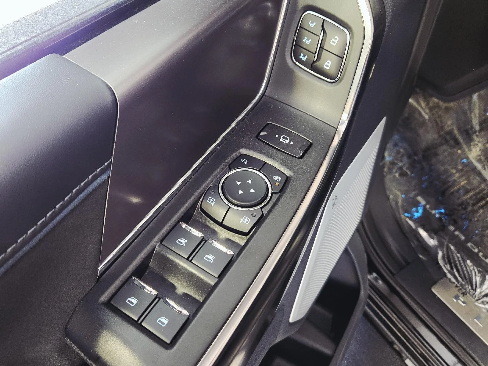 Used 2026 Agate Black Metallic Ford Platinum image 28