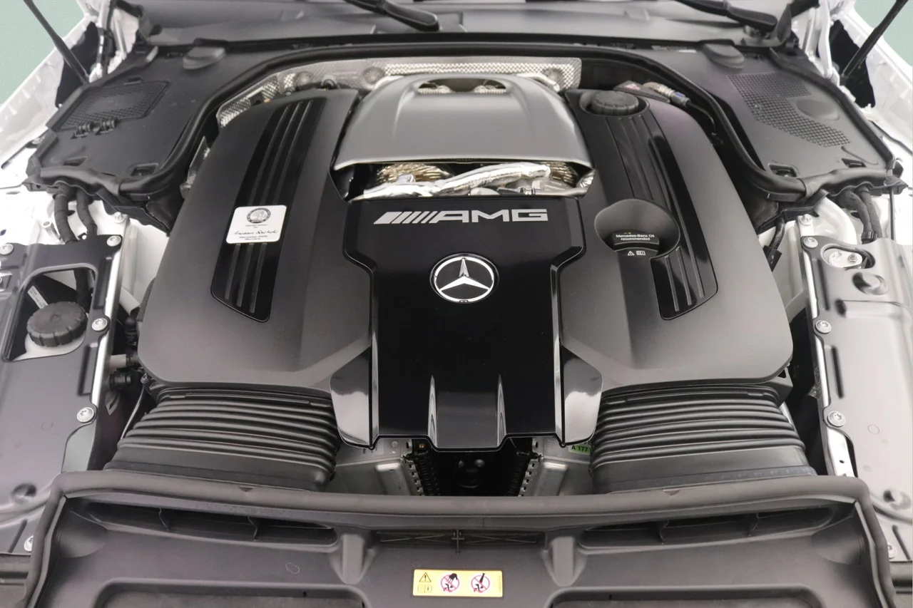 New 2026 MANUFAKTUR Moonlight White Metallic Mercedes-Benz Base 4MATIC® image 9
