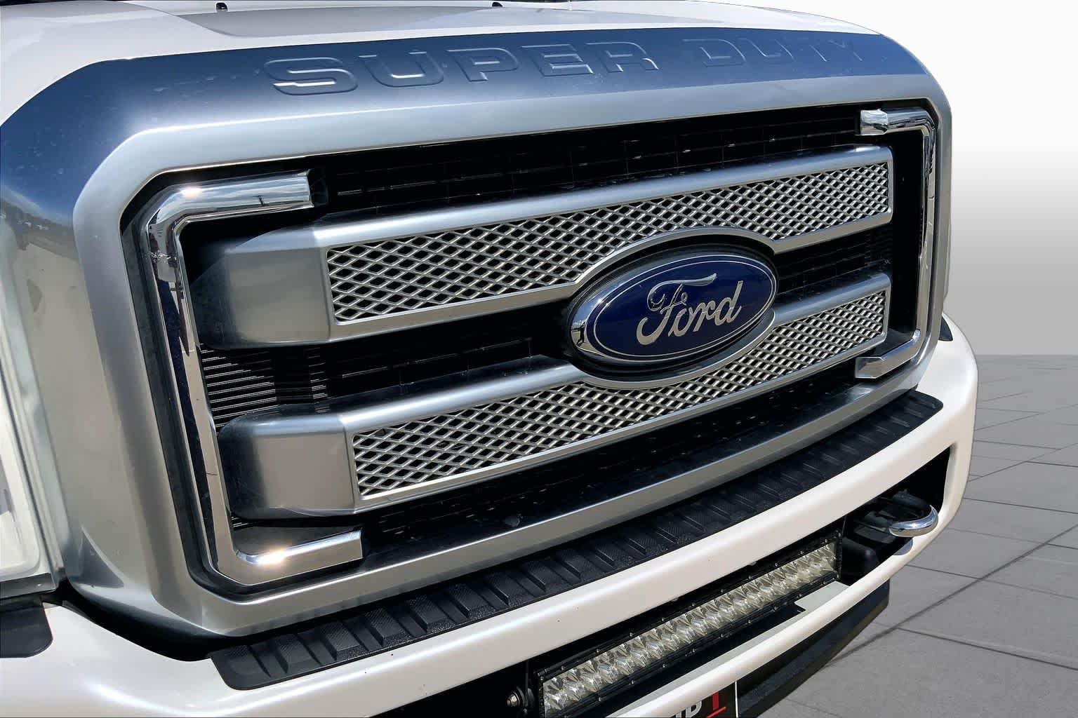 Used 2015 White Platinum Metallic Tri-Coat Ford Platinum image 29