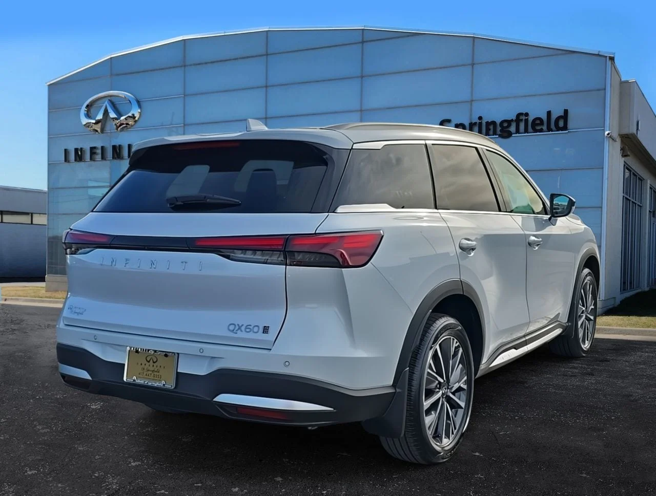 New 2026 RADIANT WHITE INFINITI Luxe AWD image 6