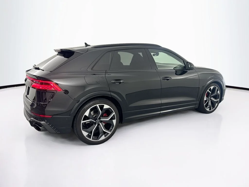 Used 2024  Audi 4.0T image 5