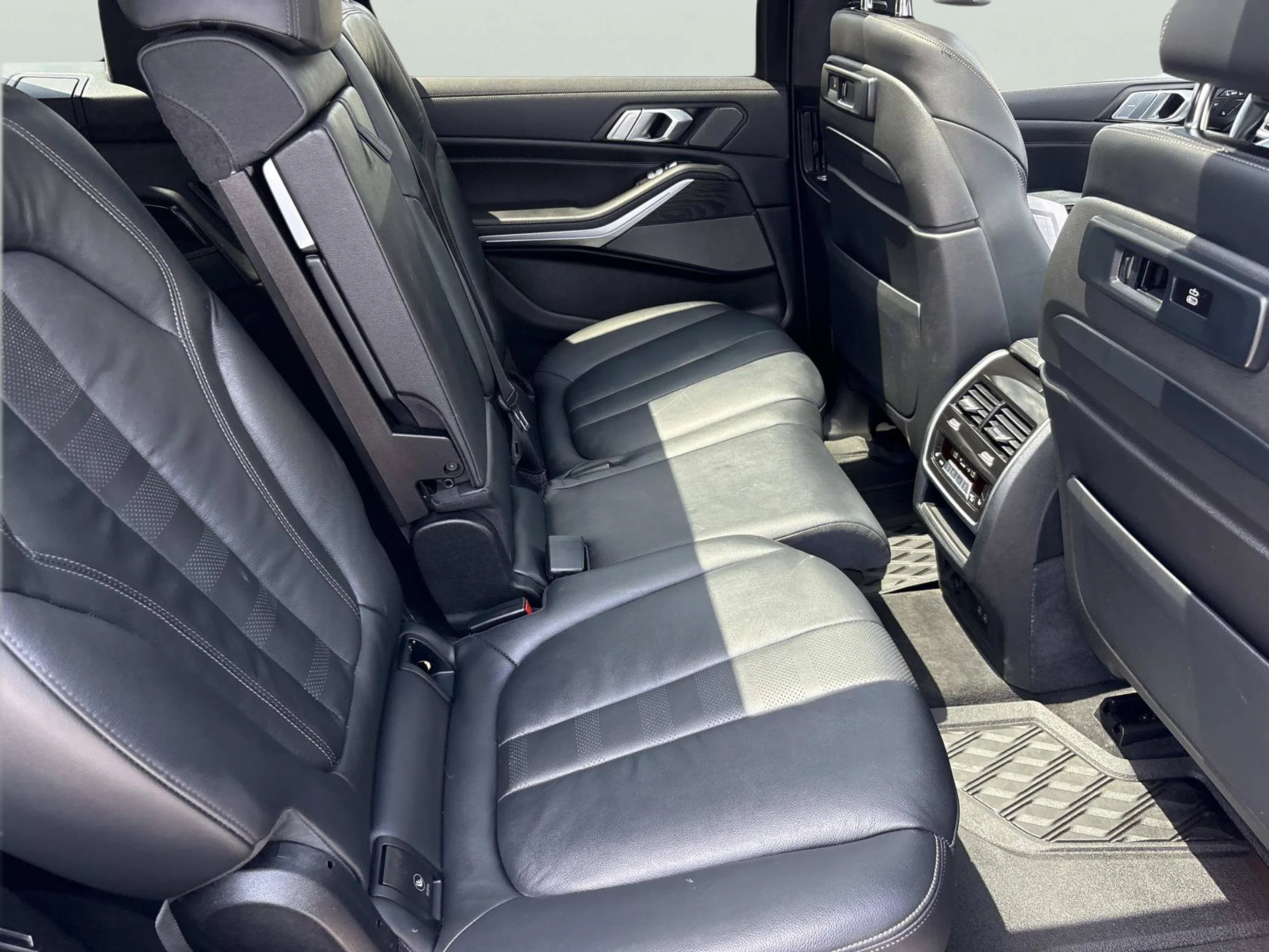Used 2022 Arctic Grey Metallic BMW M50i image 20