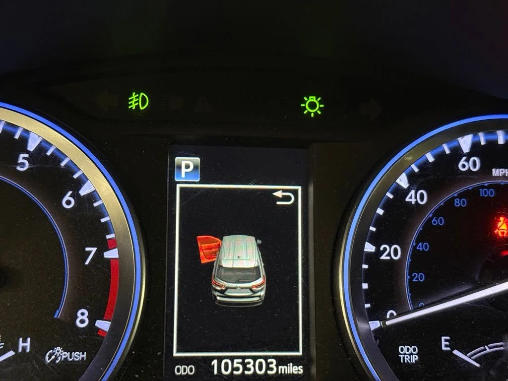Used 2019 Silver Toyota XLE image 18